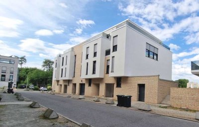 Offene Besichtigung, So. 11.5., 12-15 h! Wohnen wie in einem Reihenhaus: Helle 4-Zimmer m. gr. Terra