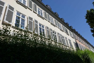 Altbauwohnung im Dichterviertel mit Gärtchen!