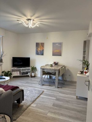 Helle 2,5 - Zimmer-Wohnung mit Balkon – zentral gelegen in fußläufiger Nähe zu ÖPNV und RheinCenter