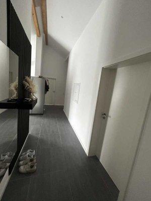 Neuwertige Wohnung mit dreieinhalb Zimmern sowie Balkon und EBK in Dombühl