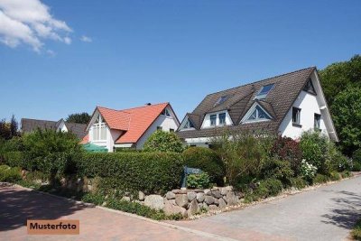 Einfamilienhaus mit Gartenidylle, Pool und Nebengebäuden