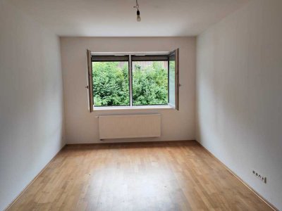 Charmante 2-Zimmer-Wohnung mit Einbauküche, Abstellräumen und Stellplatz