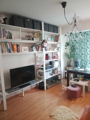 Schön geschnittene 2 Zimmer Wohnung ohne Balkon,1OG geplägtem Haus