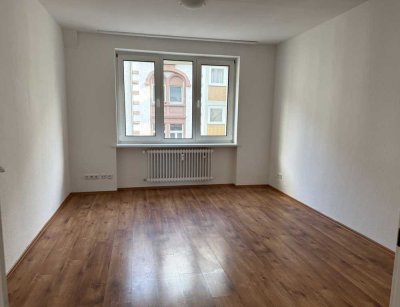 **TOP** Neu renovierte 2-Zimmer-Wohnung mit Balkon, ZENTRALE + RUHIGE LAGE