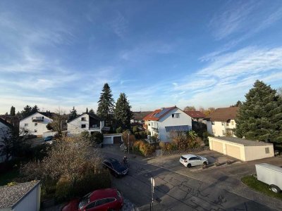 Schöne helle Dachgeschosswohnung - neu renoviert