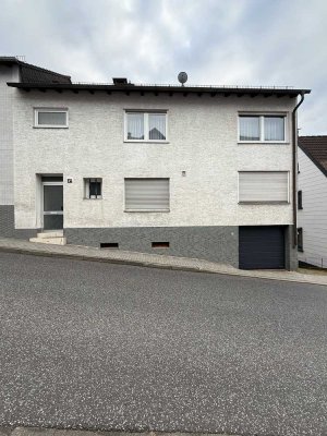 GERÄUMIGES 2-FAMILIENHAUS MIT 3 GARAGEN IN ORTSRANDLAGE!
