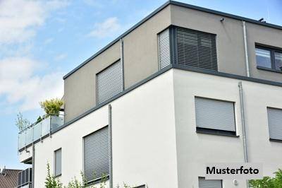 2-Familienhaus mit Garagengebäude und Halle