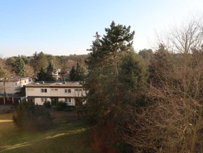 Wannsee: Ruhige und sonnige 2,5-Zimmereigentumswohnung mit Balkon und Fernblick, Aufzug, Stellplatz