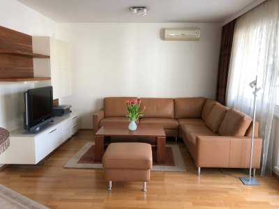 Vollmöblierte Zweizimmerwohnung mit Garagenstellplatz im Haus