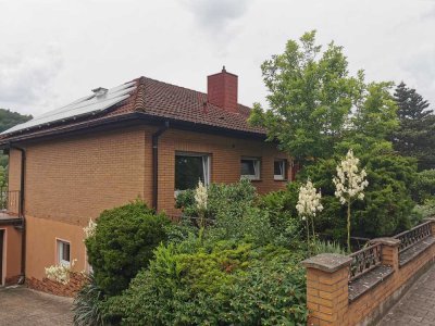 Freistehendes Einfamilienhaus mit Garage, Stellplatz und Garten