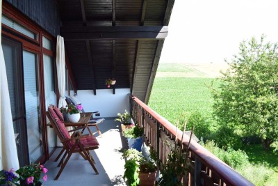 Traumhafte 4-Zimmer-DG-Wohnung mit Weitblick, Balkon & Garten – ruhig & modern am Feldrand!