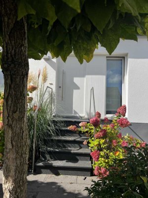 Charmante möblierte Einliegerwohnung mit Terrasse in ruhiger Einfamilienhausgegend
