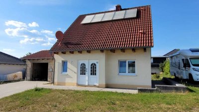 Freistehendes Einfamilienhaus mit Garagenrohbau