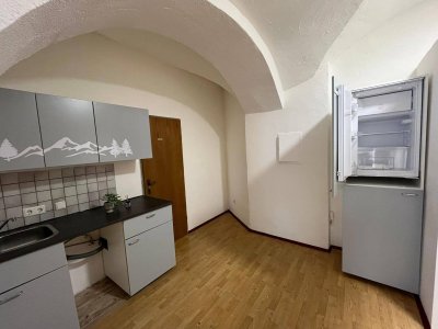 KOMPAKTE EINZIMMER-WOHNUNG MIT GARTEN & PARKPLATZ – ZENTRUM Imst, TIROL