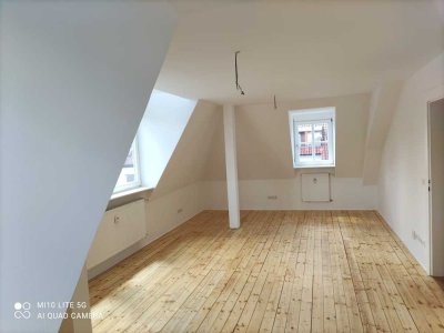 Sehr helle 2 Zimmer DG-Wohnung mit EBK im Haingebiet