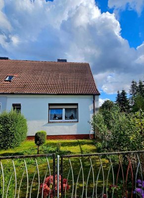 Wohnen im Grünen: Doppelhaushälfte mit viel Potenzial und großem Garten