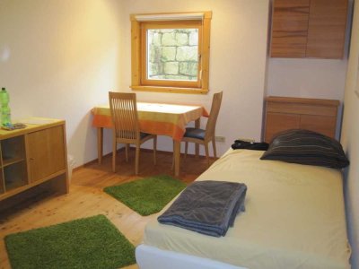 Möbliertes Zimmer für Einzelperson in Weilheim Teck, Neubau
