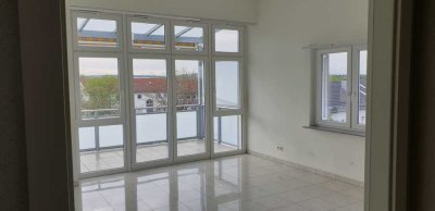 Zentral an der U7 gelegene, charmante Dachgeschosswohnung, energetisch top dank Dämmung und Solar