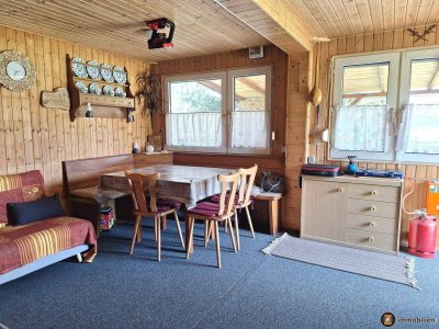 Weinidylle Eisenberg: Baugrundstück mit Gartenhaus