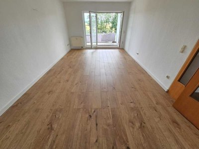 Moderne 3- Zimmerwohnung in idyllischer Lage inkl Balkon + Bad mit Badewanne + Laminat + Stellplatz