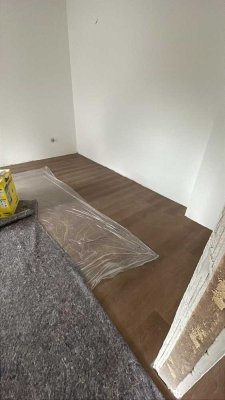 Erstbezug nach Sanierung - Modernisierte 4-Zimmer-Wohnung mit neuer Einbauküche, auch WG-geeignet