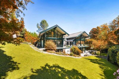 Unverbaubare, naturnahe Lage in Seenähe: Großzügige Familienvilla mit Indoor-Pool