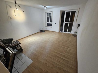 Lichtdurchflutetes sonniges 1-Zimmer Apartment mit großem Balkon in Holzkirchen