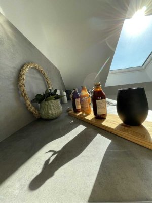 Loftartige 2-Zimmer-Dachgeschosswohnung mit hohen Decken, EBK und Balkon