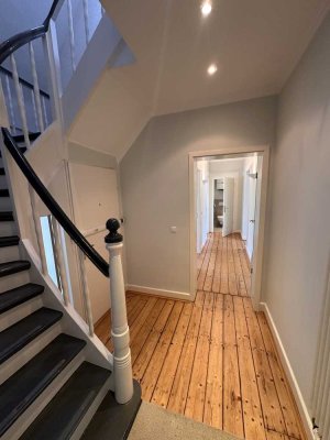 Stilvolle 4-Zi.- Altbauwohnung mit Dachterrasse & historischem Flair sowie modernem Komfort!