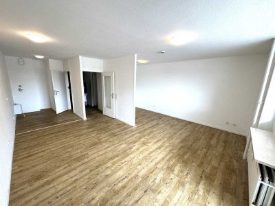 Helle 1,5-Zi.-Wohnung mit neuem Bad und Loggia