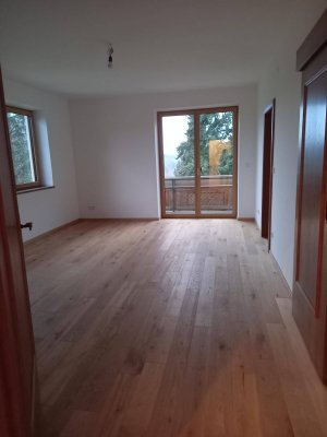 generalsanierte 3-Zimmer-Wohnung mit Balkon, 2 PKW-Abstellplätzen und zugewiesenem Kellerabteil