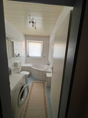 2-Zimmer-Wohnung mit Einbauküche, Eckbadewanne & Balkon