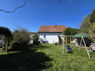 Schönes Eckgrundstück mit freistehendem Ein- / Zweifamilienhaus