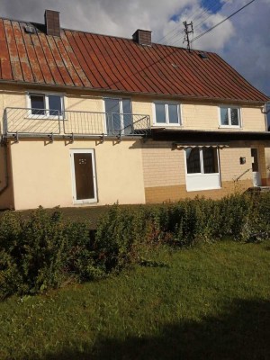 Gepflegte Doppelhaushälfte mit 5 Zimmern, Balkon, Wiese und Garage in Merkelbach
