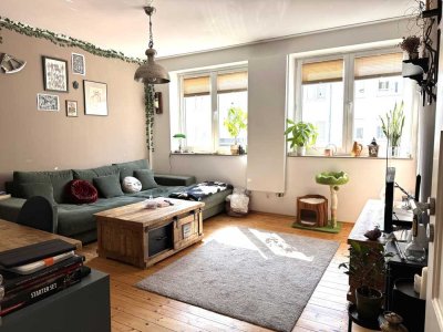 Stilvolle, Sanierte 3-Zimmer-Altbauwohnung Hochparterre, Loggia, Hochwertige Einbauküche, Denkmal