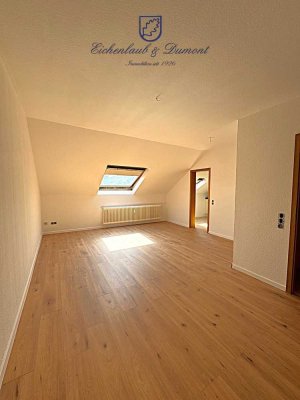 Frisch renovierte 3-Zimmer-Dachgeschosswohnung mit Einbauküche in zentraler Lage