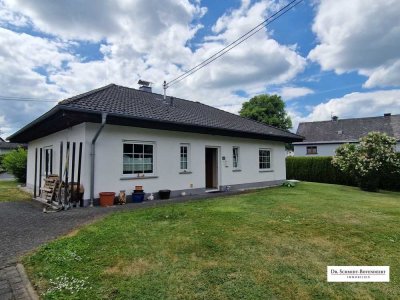 Ebenerdiger Bungalow mit 2 Garagen und pflegeleichtem Grundstück!