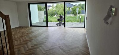 Doppelhaushälfte mit exkl. Ausstattung, mod. Bädern, Terrasse und PV-Anlage