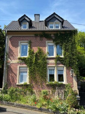 Verwunschenes, villenähnliches Backsteinhaus, alte Bäume statt Zierrasen