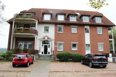 Erdgeschoss-Wohnung mit Balkon und PKW-Stellplatz