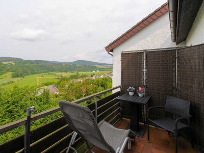 Wohnen mit Fernblick: Vermietete Dachgeschosswohnung mit Garage