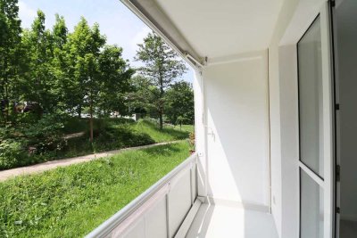 Helle 2-Raum-Wohnung mit Dusche und Balkon