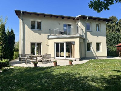 Moderne, zentrumsnahe Familienvilla mit großem Garten in gefragter Grünruhelage (!)