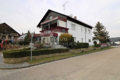 Kernsaniertes Einfamilienhaus mit großem Nebengebäude