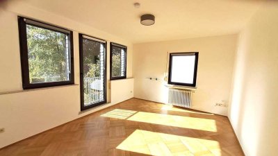 Ruhig und Zentral: 2 Zimmer-WG mit EBK, Waschmaschine, Gemeinschaftstrockner und ggf. Stellplatz