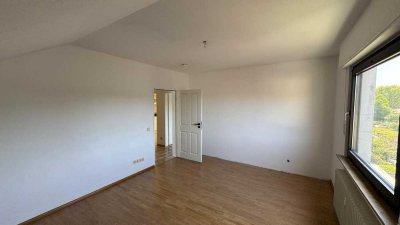 Erstbezug nach Sanierung mit EBK: Schöne 2-Raum-Dachgeschosswohnung in Dortmund