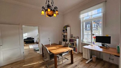 Attraktive helle 4 Zimmer Altbauwohnung mit Balkon in Wiesbaden-Mitte