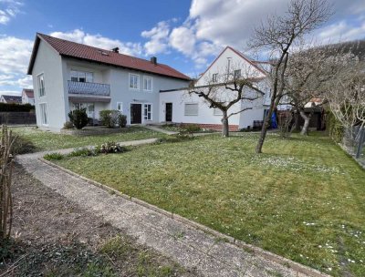 Großzügige 5-Zimmer-Maisonettewohnung mit zwei Terrassen, Balkon & Garage in Regensburg-Schwabelweis