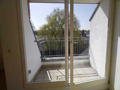 Moderne und helle 3-Zi Dachgeschosswohnung mit Balkon und PKW-Stellplatz in ruhiger Hausgemeinschaft