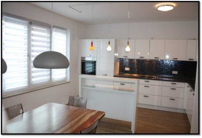 Voll möblierte, neuwertige 3-Zimmer-Wohnung mit luxuriöser Innenausstattung & Einbauküche (EBK)